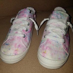 Tie dye tennis shoes never worn like new.